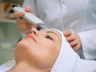 دستگاه اسکرابر پوست (Skin Scrubber) در مرکز تخصصی بانو یاسمن رئیسی