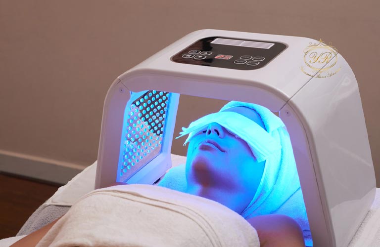 جوانسازی پوست با تونل نوری در کلینیک یاسمن رئیسی در شیراز